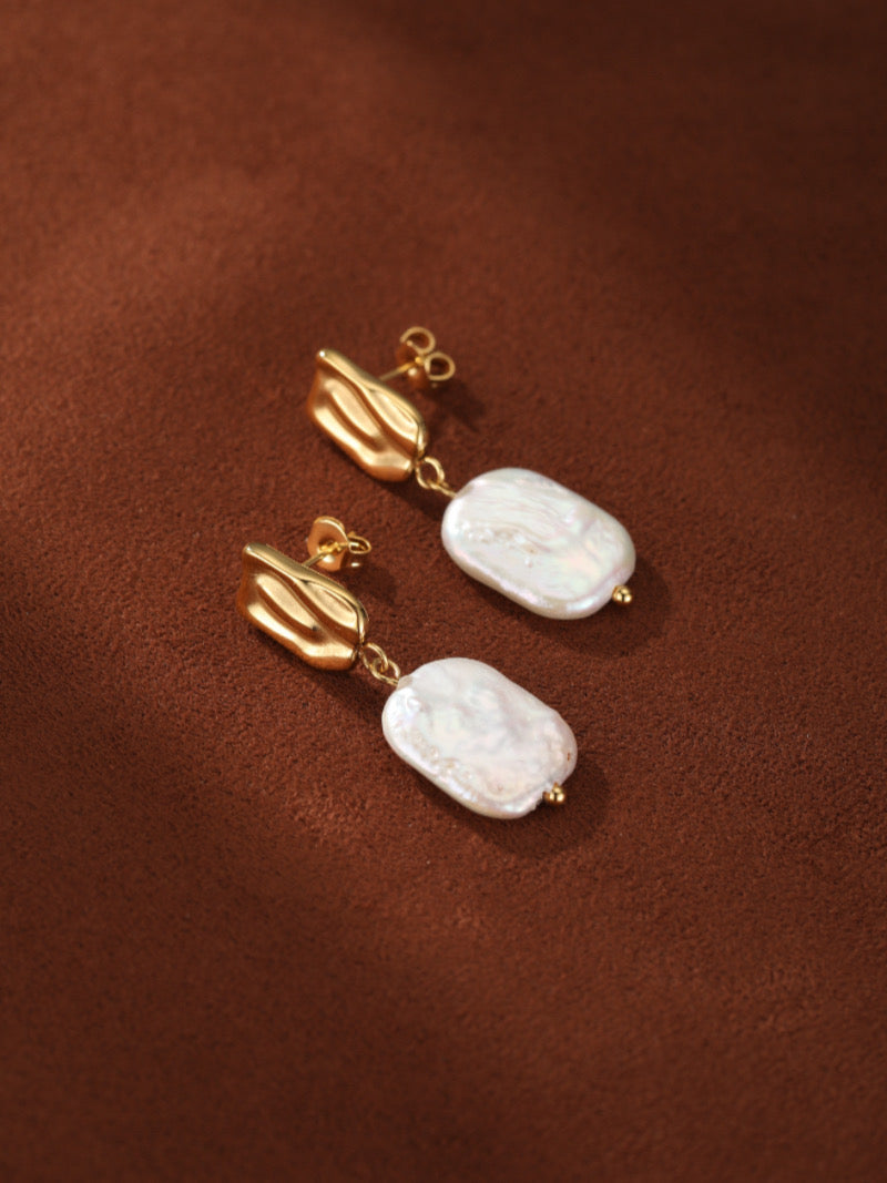 Boucles d'oreilles goutte ton or Undulate présentant des puces texturées et des perles baroques blanches irrégulières d'eau douce.