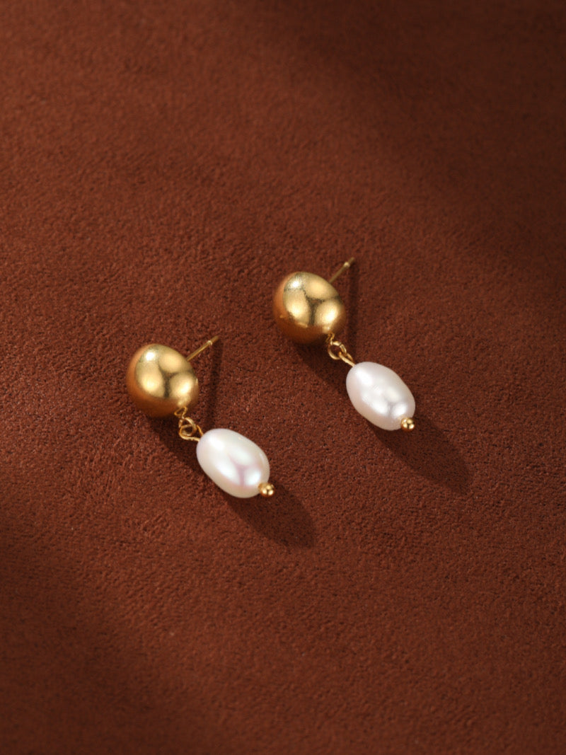 Vesper - Boucles d'oreilles goutte en perle d'eau douce présentant des sphères dorées et des perles blanches d'eau douce pendantes